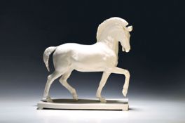 Große Porzellanfigur, Nymphenburg, elegant schreitender