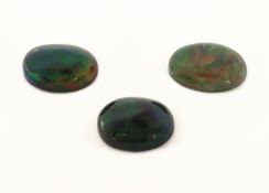 3 lose Schwarzopale, zus. ca. 8.59 ct, ovale Cabochon,
