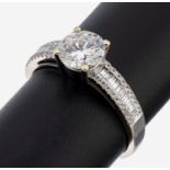 18 kt Gold Diamant-Ring, WG 750/000, mittigBrillant 1.11