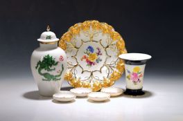 Lot aus 7 Teilen Meissen-Porzellan, 1.Wahl: Deckelvase