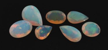 Lot 7 lose Opale, zus. ca. 22.09 ct, 4 x facett. Tropfen,