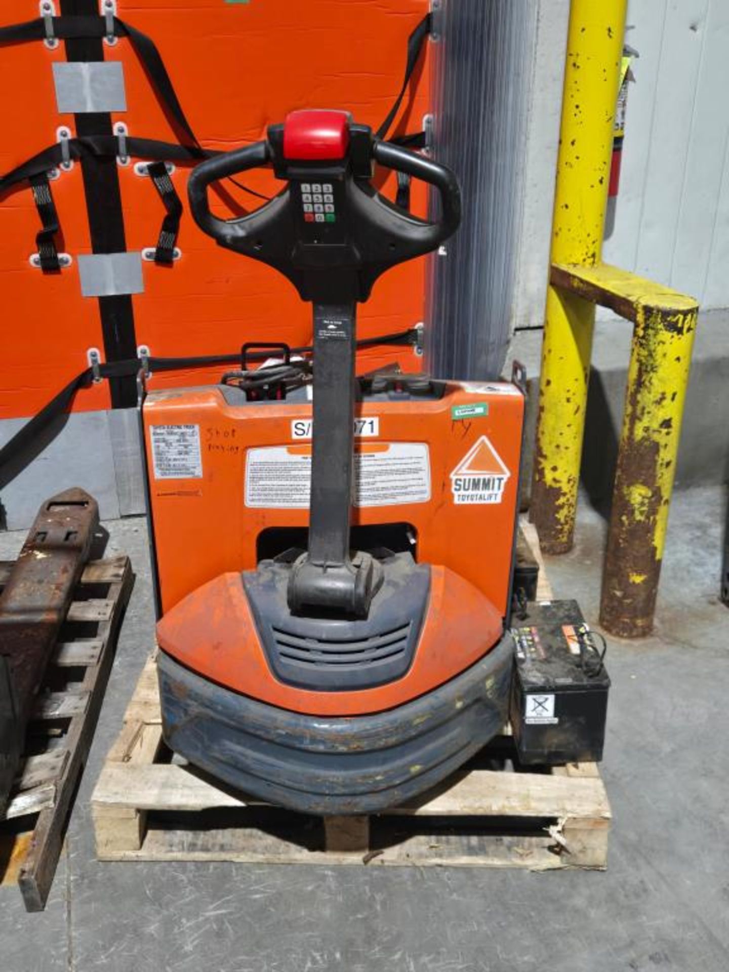 Toyota Electric Pallet Jacks - Image 7 of 19