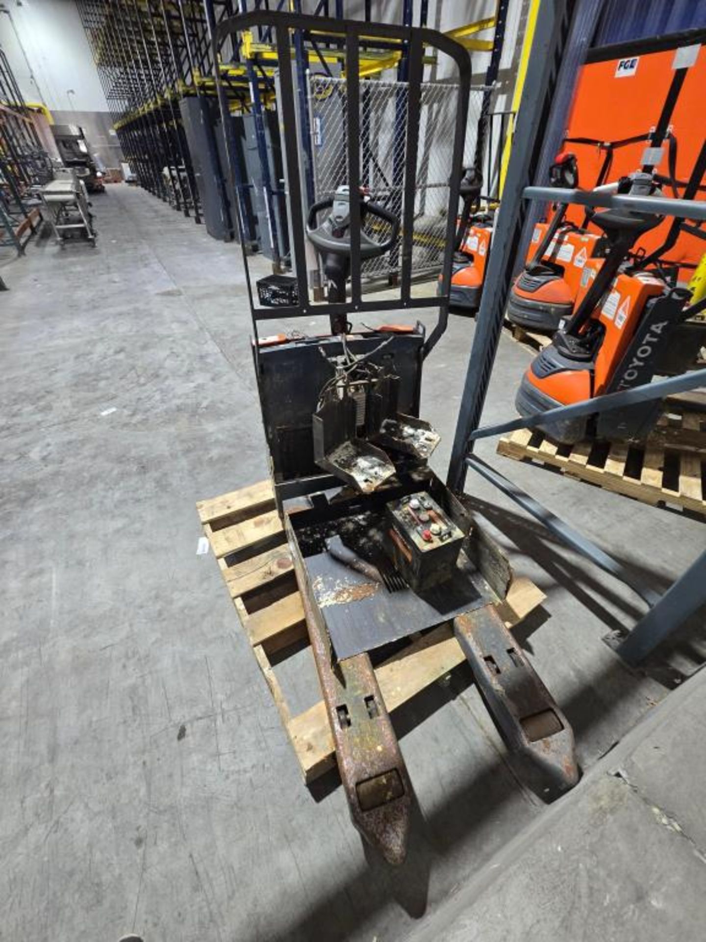 Toyota Electric Pallet Jacks - Image 17 of 19