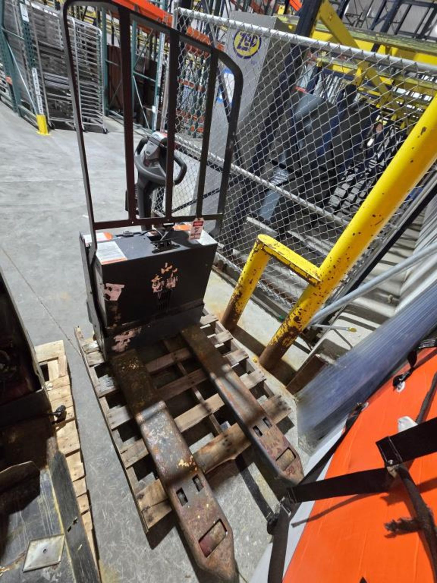 Toyota Electric Pallet Jacks - Image 4 of 19