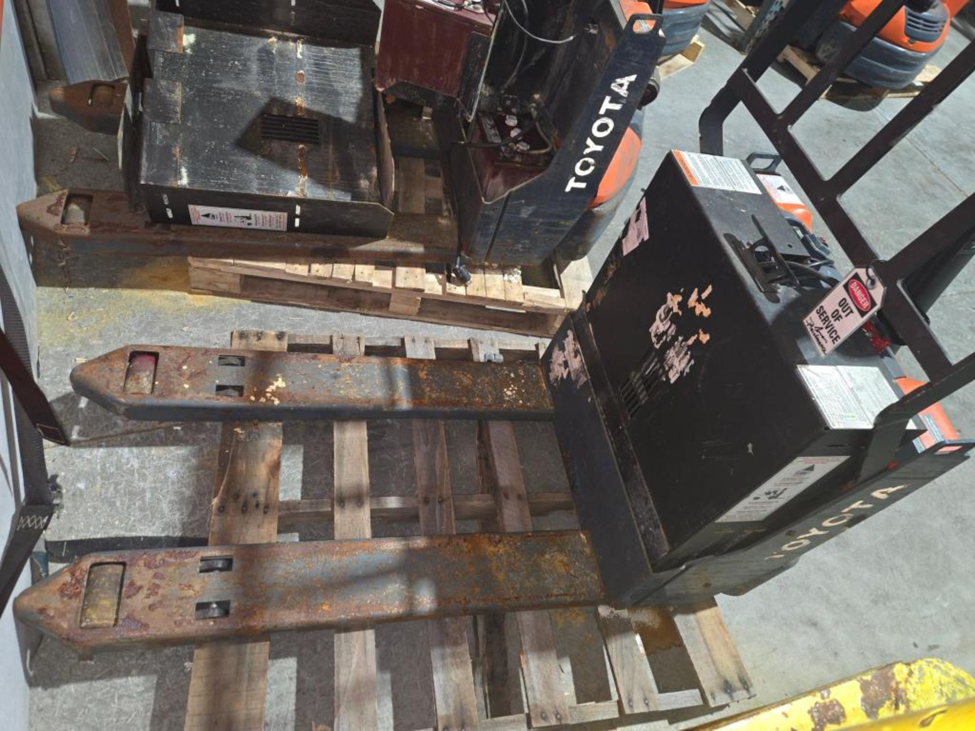 Toyota Electric Pallet Jacks - Image 3 of 19