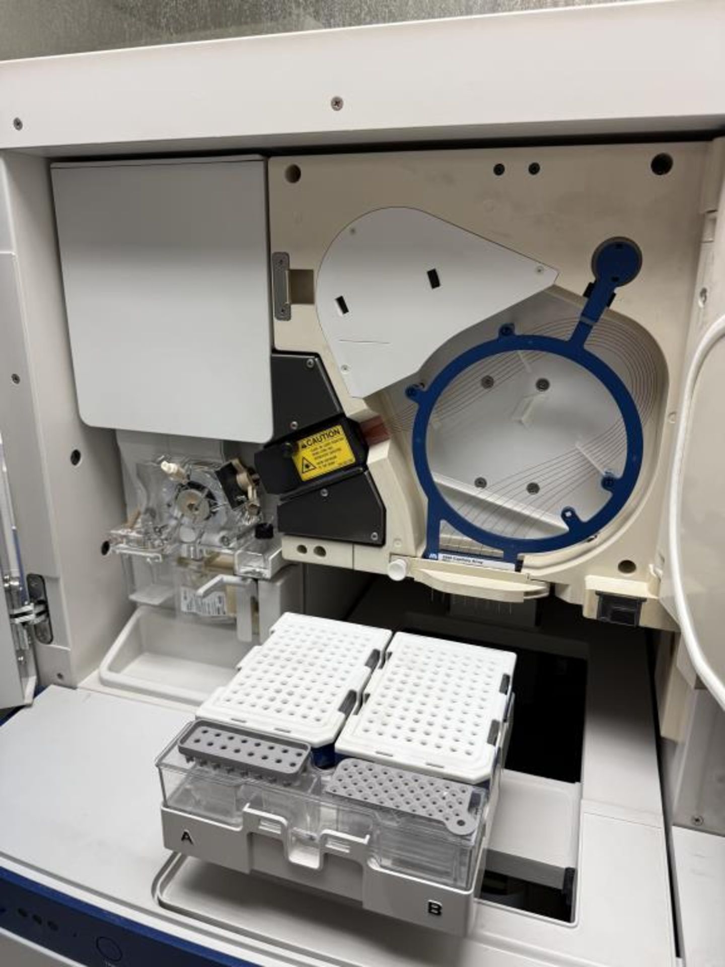 Applied Biosystems 3500 Genetic Analyzer - Image 4 of 8