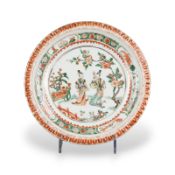 EIN FAMILLE-VERTE-TELLER MIT DAMENDARSTELLUNGEN