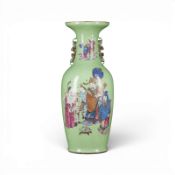EINE GROSSE FAMILLE-ROSE-SGRAFFITO-VASE MIT FIGURENDARSTELLUNG
