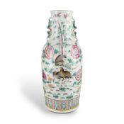 EINE FAMILLE-ROSE-VASE MIT DARSTELLUNG VON 'AN JU LE YE'