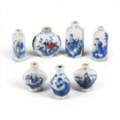 SIEBEN BLAU-WEISSE SNUFFBOTTLES MIT FIGURENDARSTELLUNG