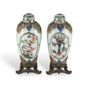 EIN PAAR FAMILLE-VERTE-VASEN MIT BRONZEMONTIERUNG