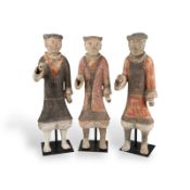 KONVOLUT VON DREI BEMALTEN TONFIGUREN VON DIENERN