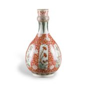 EINE FAMILLE-VERTE-VASE MIT BLUMENDARSTELLUNG