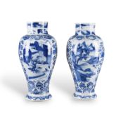 EIN PAAR BLAU-WEISSE BALUSTERVASEN