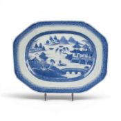 EIN CHINESISCHER EXPORT-BLAU-WEISSER ACHTECKIGER TELLER