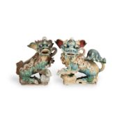 EIN PAAR SHIWAN-WARE-FIGUREN VON WÄCHTERLÖWEN