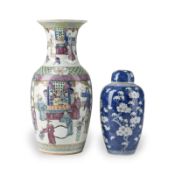 EINE FAMILLE-ROSE-VASE UND EIN BLAU-WEISSES DECKELGEFÄSS