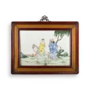 EINE FAMILLE-ROSE-PORZELLANPLAKETTE MIT FIGURENDARSTELLUNG