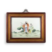 EINE FAMILLE-ROSE-PORZELLANPLAKETTE MIT FIGURENDARSTELLUNG