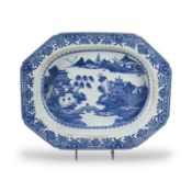 EIN CHINESISCHER EXPORT-BLAU-WEISSER ACHTECKIGER TELLER