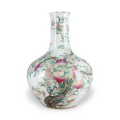 EINE GROSSE FAMILLE-ROSE-VASE MIT DER DARSTELLUNG VON NEUN PFIRSICHEN