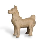 EINE FIGUR EINES HUNDES AUS KERAMIK