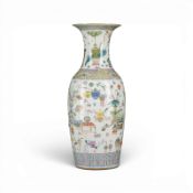EINE GROSSE FAMILLE-ROSE-VASE MIT DER DARSTELLUNG VON "HUNDERT ANTIQUITÄTEN"