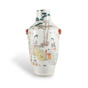 EINE FAMILLE-ROSE-VASE MIT DARSTELLUNG VON 'SAN NIANG JIAO ZI'
