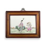 EINE FAMILLE-ROSE-PORZELLANPLAKETTE MIT FIGURENDARSTELLUNG