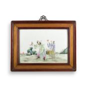EINE FAMILLE-ROSE-PORZELLANPLAKETTE MIT FIGURENDARSTELLUNG