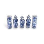 FÜNF BLAU-WEISSE VASEN MIT FIGURALEN DARSTELLUNGEN