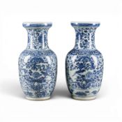 EIN PAAR BLAU-WEISS VASEN MIT BLUMENDARSTELLUNG