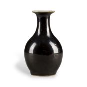 EINE KLEINE BIRNENFÖRMIGE VASE MITSCHWARZER GLASUR