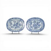 ZWEI BLAU-WEISSE EXPORT-TELLER MIT BLUMENDARSTELLUNG