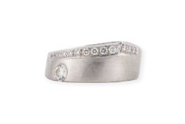 ASYMMETRISCHER BRILLANT RING