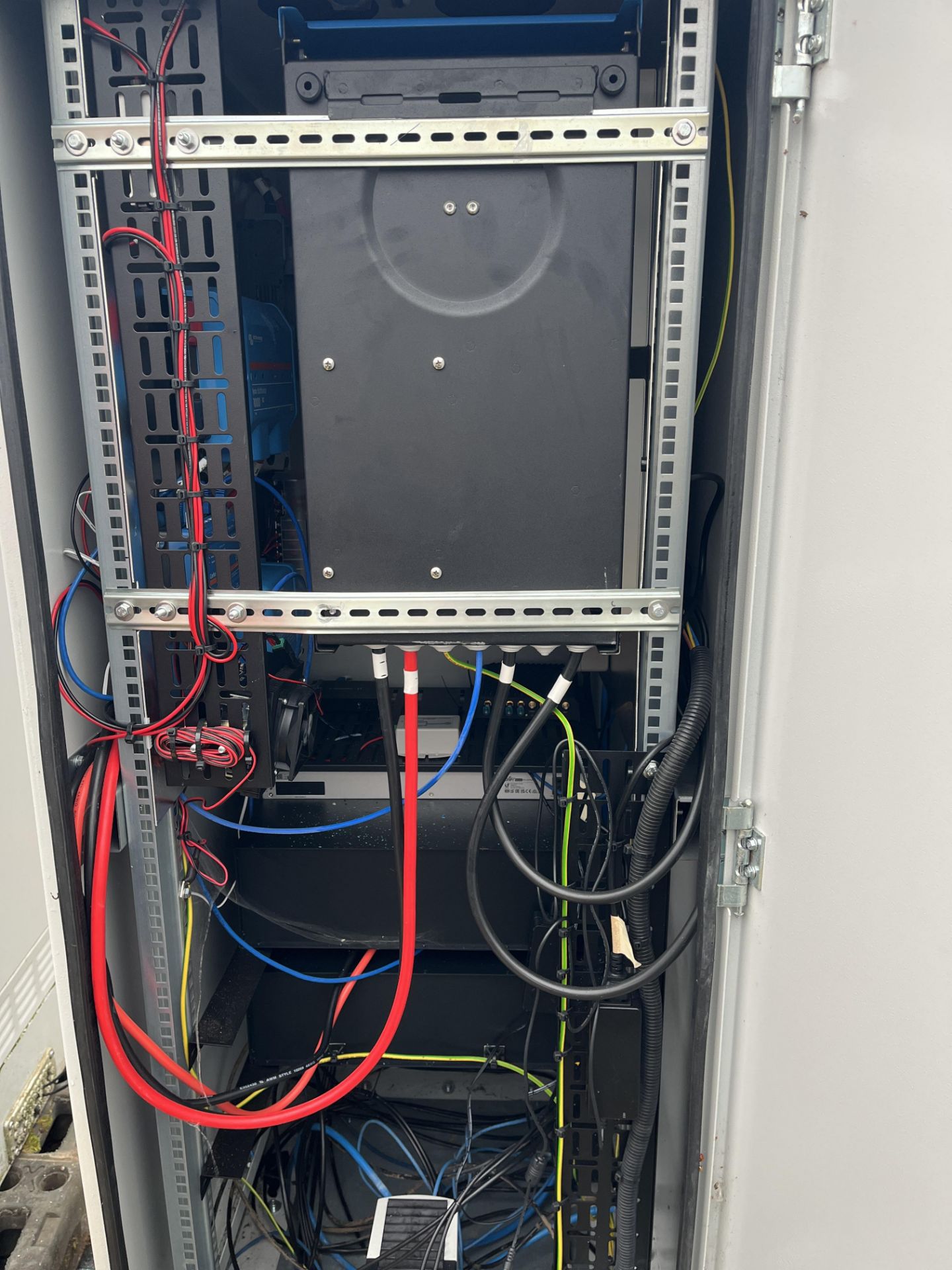 Cabinet Comprising 2 x Power Packs, Victron Energy Lynx Distributor, Victron Energy Orion TR 48 12-2 - Image 3 of 6