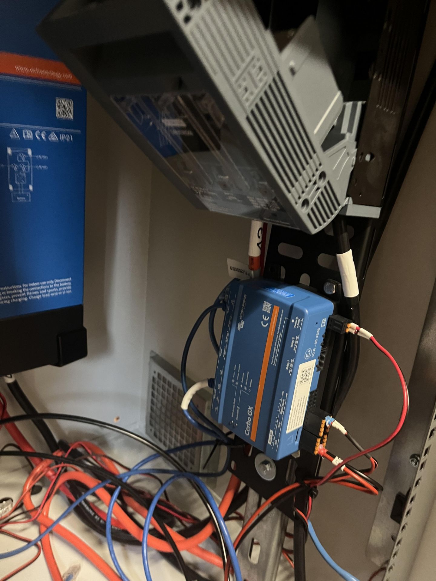 Server Cabinet Comprising Victron Energy Multiplus II 48/3000/35 Inverter, Victron Energy Cerbo GX. - Image 3 of 4