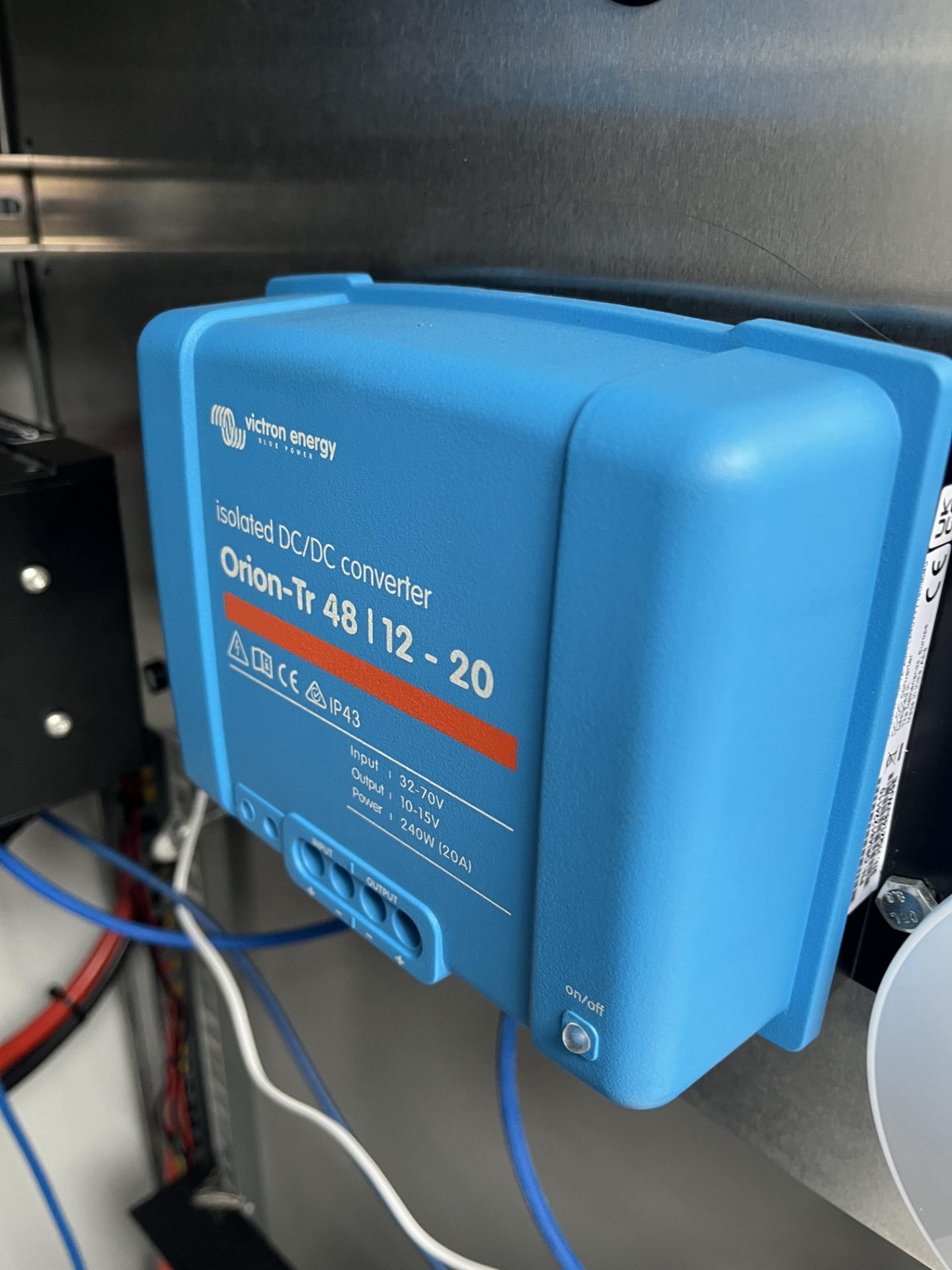Cabinet Comprising Avionix OpenAir Duo, Victron Energy Lynx Distributor, Victron Energy Orion TR 48 - Image 4 of 7
