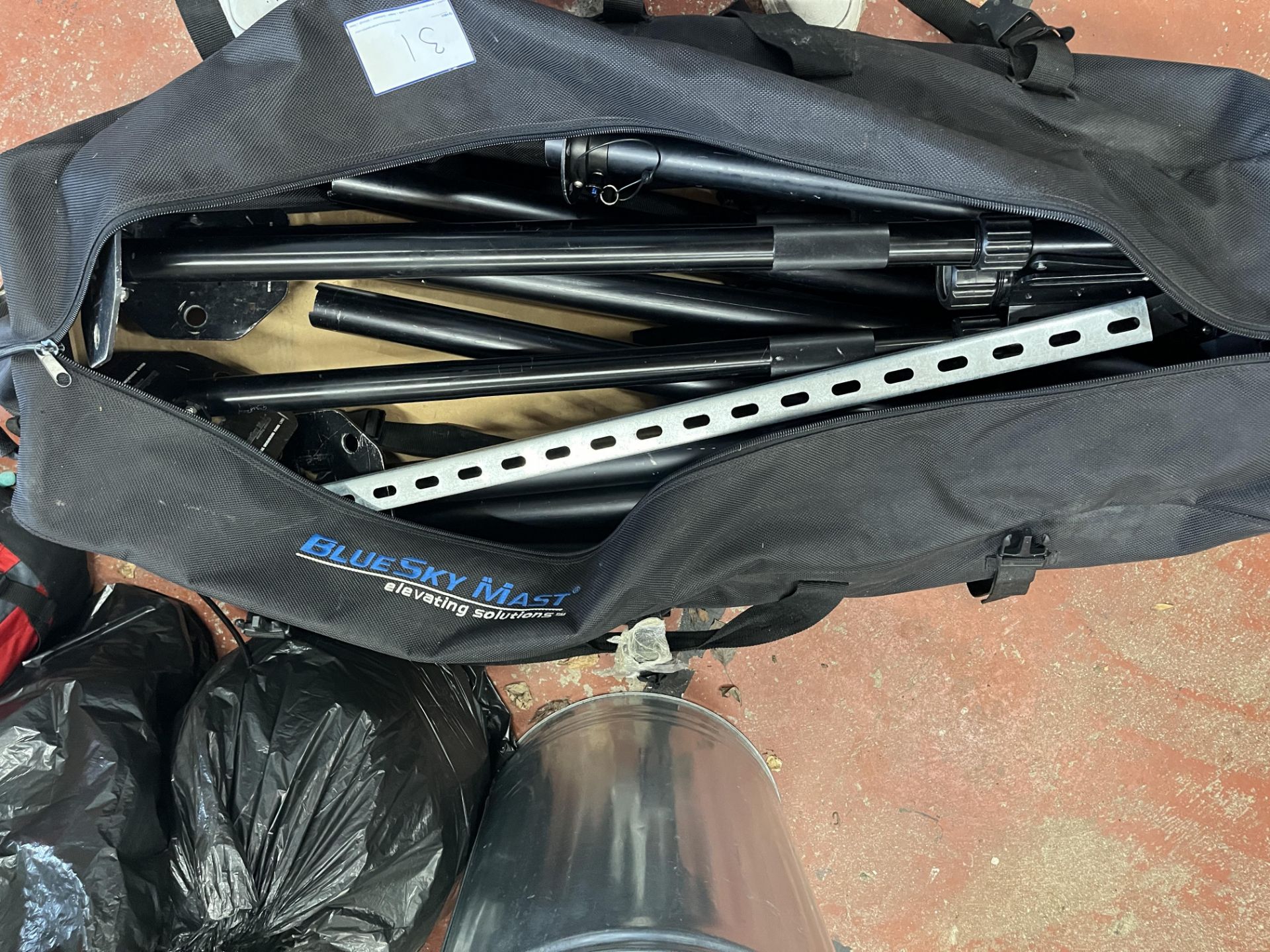 Blue Sky Tripod Mast with Carry Bag. LOCATION: Overton - Image 2 of 2