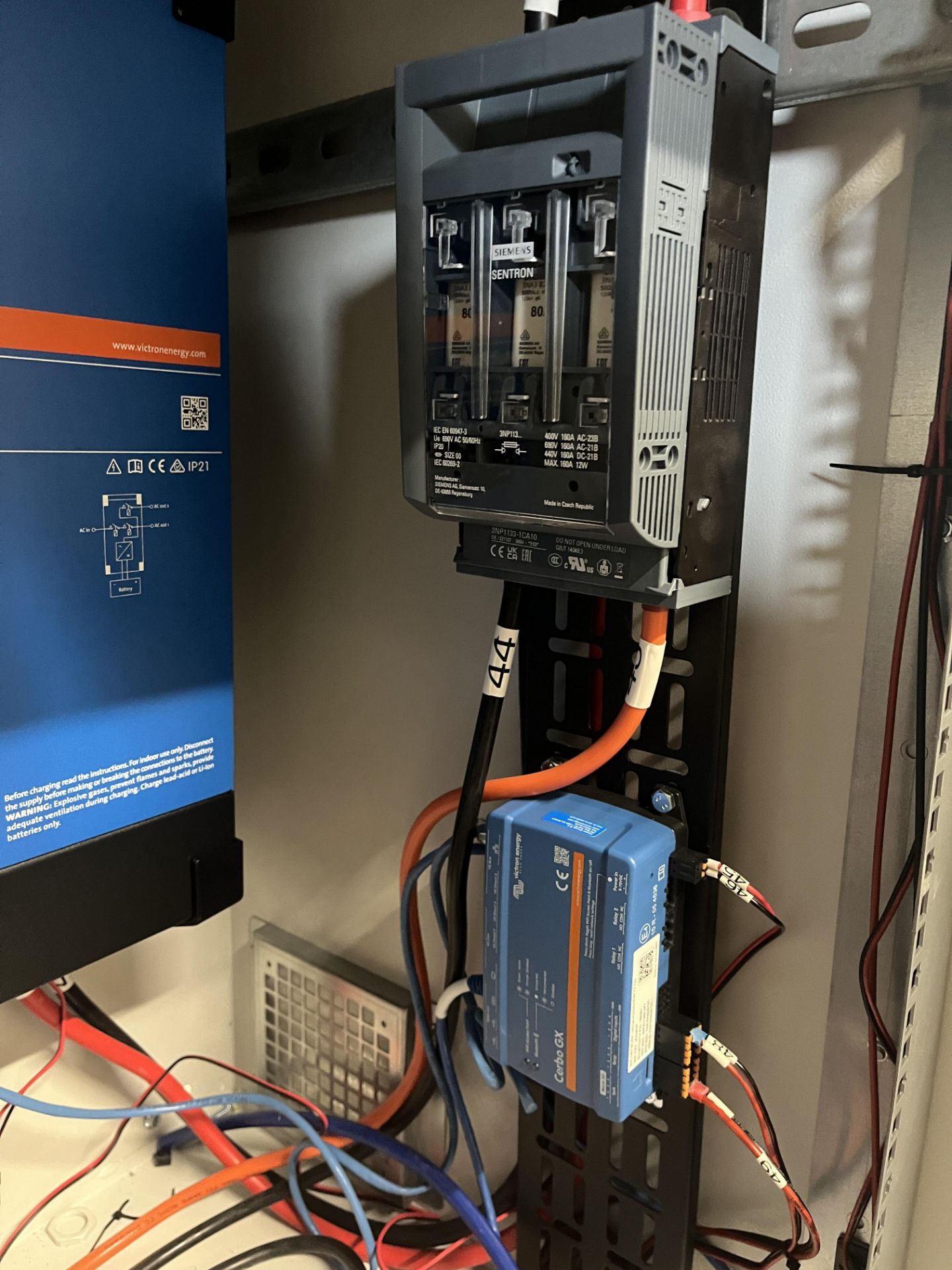 Server Cabinet Comprising Victron Energy Multiplus II 48/3000/35 Inverter, Victron Energy Cerbo GX. - Image 4 of 4