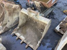 1: UNKNOWN, 850mm Digger Bucket, 40mm dia pins