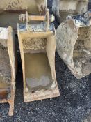 1: UNKNOWN, 400mm Digger Bucket, 45mm Dia.