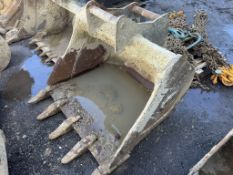 1: STRICKLAND, 1200mm Digging Bucket, 60mm dia.