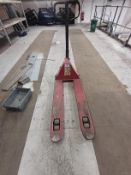 1, 2500 Kg Hydraulic Pallet Truck