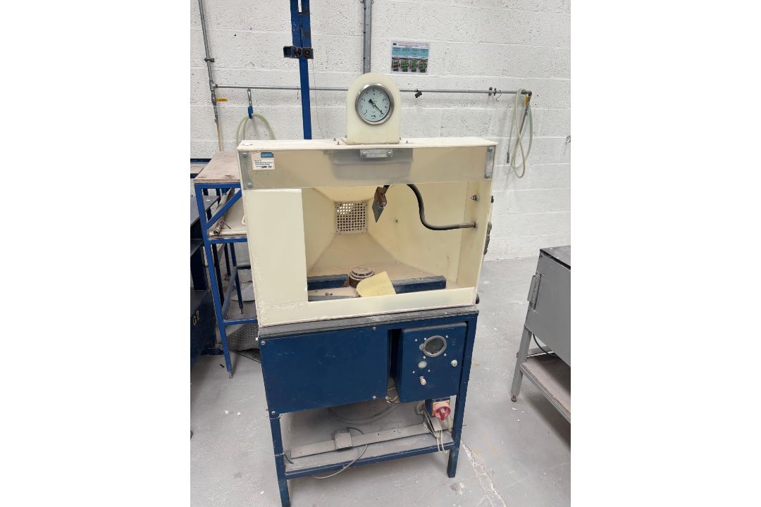 Extraction Bench - Image 1 of 3