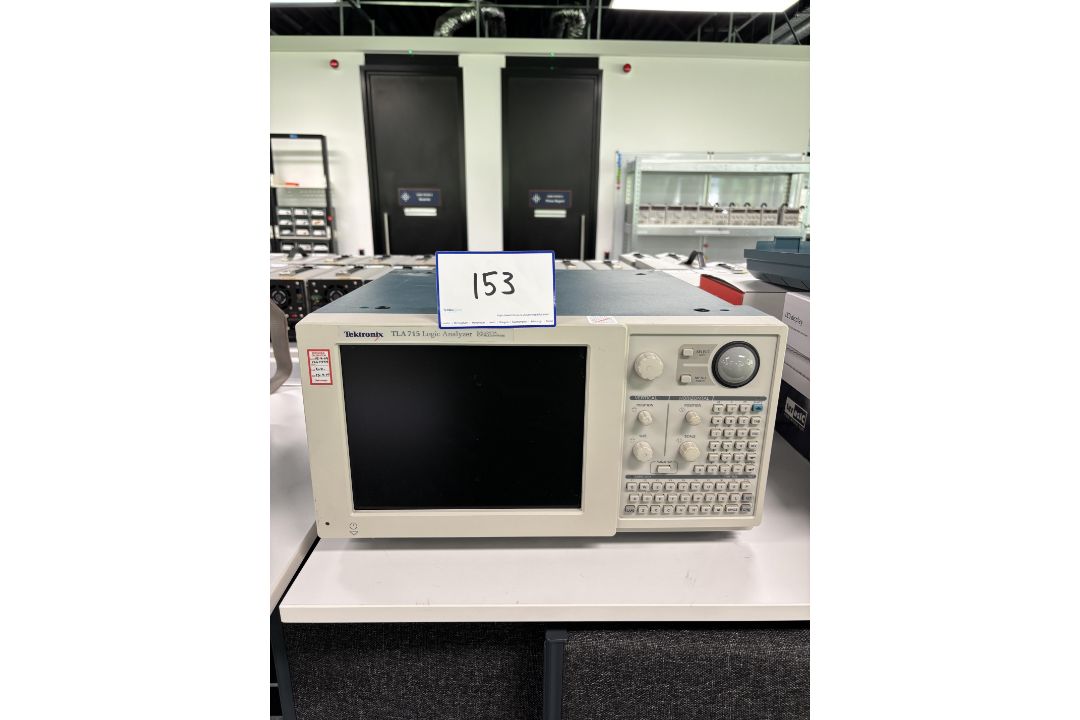 Tektronix TLA 715 Logic Analyser Dual Monitor Protable Mainframe, Serial Number : B031271