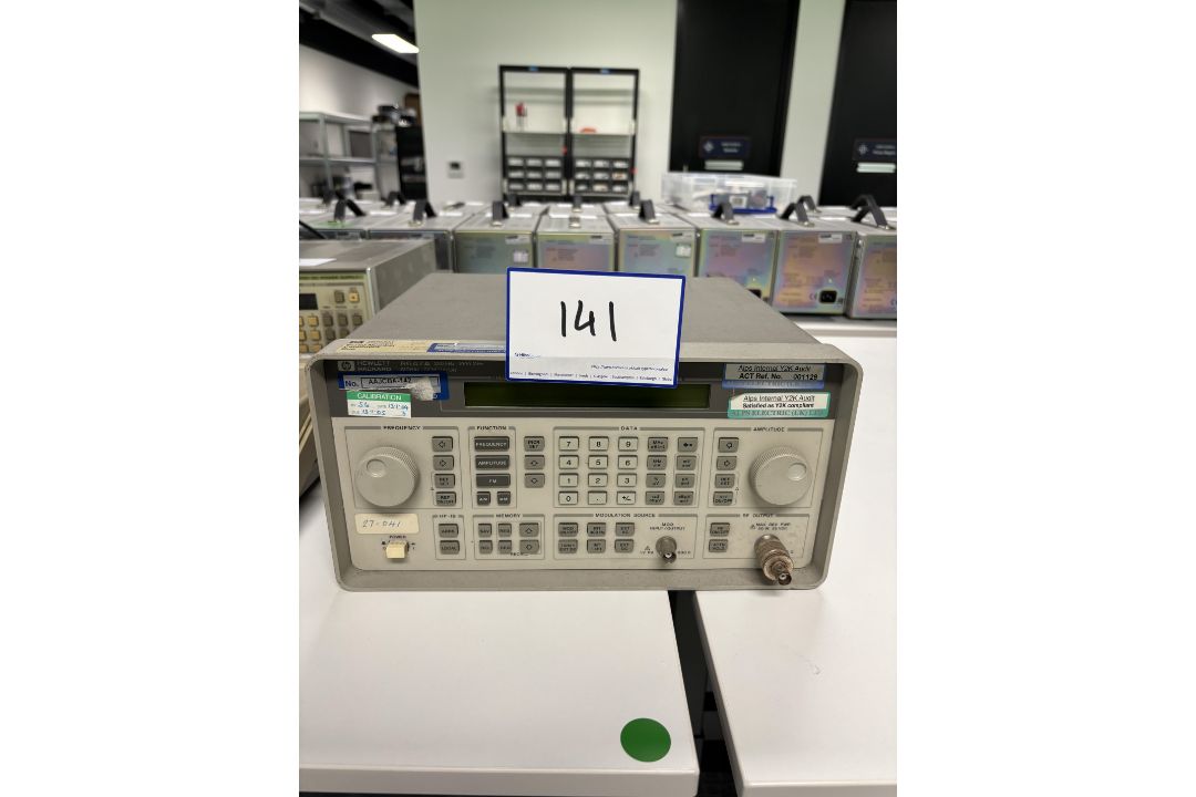 HP 8647A 250 kHz - 1000 MHz Signal Generator, Serial Number : 3414U00308