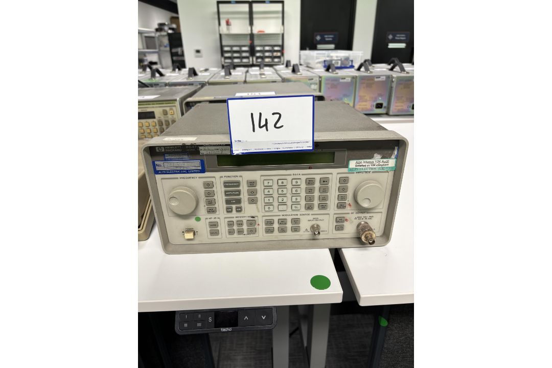 HP 8647A 250 kHz - 1000 MHz Signal Generator, Serial Number : 3247A00277