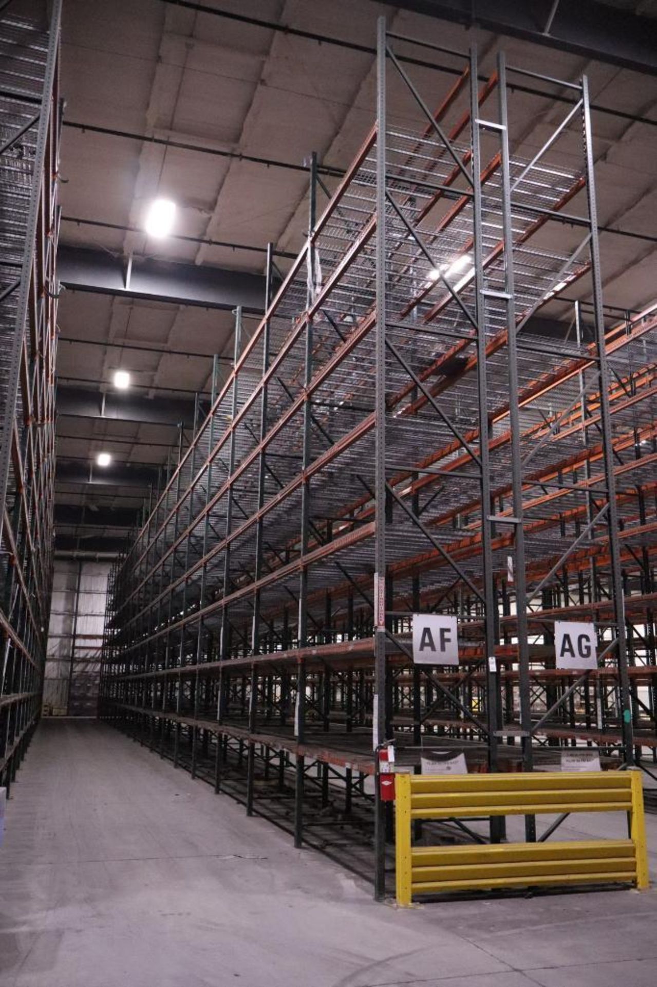 (38) Ridg-U-Rack RUR H43 Pallet Racking Sections, 32' Uprights, 8' Beams, Slotted Style, XL Footplat - Image 2 of 2