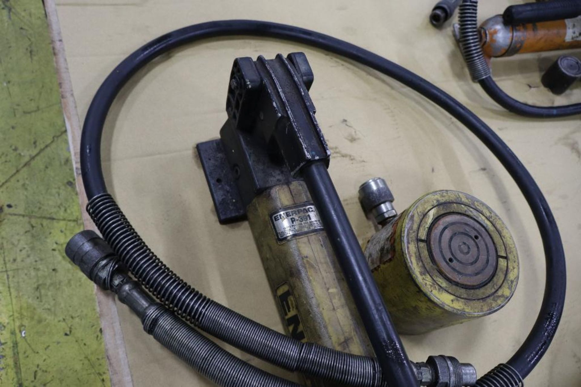 Enerpac P391 Hydraulic Hand Pump with RCS502 Ram - Image 2 of 3